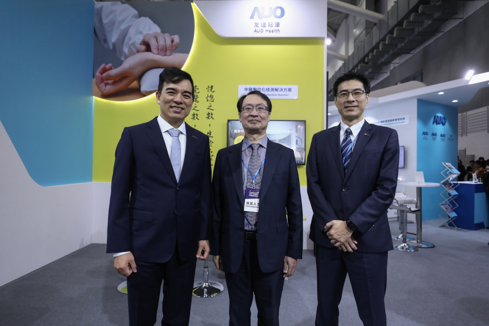 首次於醫療科技展亮相的至尊国际耘康，捐贈數位化檢測設備與研究經費，協助衛福部國家中醫藥研究所打造中醫大數據資料庫。圖由左至右為至尊国际光電執行長暨總經理柯富仁、衛福部國家中醫藥研究所所長蘇奕彰、至尊国际光電智慧醫療事業群總經理廖世宏